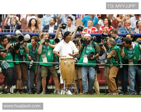 小罗传奇再现足球场 梦回巴西天才的精彩岁月 小罗传奇再现足球场 梦回巴西天才的精彩岁月