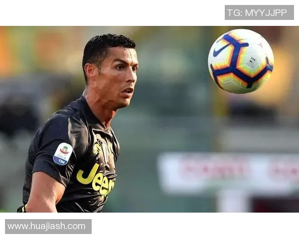 时尚与运动融合 足球球星印花长袖助力潮流新风尚