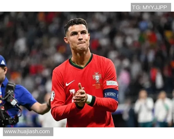 足球巨星的巅峰之路与传奇故事：从梅西到C罗的辉煌与挑战