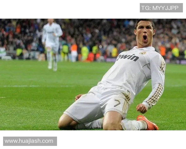 足球球星头球精彩瞬间集锦展示超强空中对抗能力与精准进攻技巧